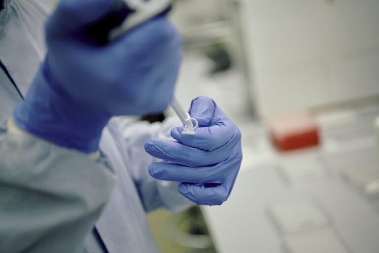 Picture of a scientist preparing covid samples for sequencing.