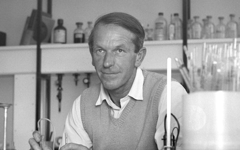 Picture of Fred Sanger in the lab.